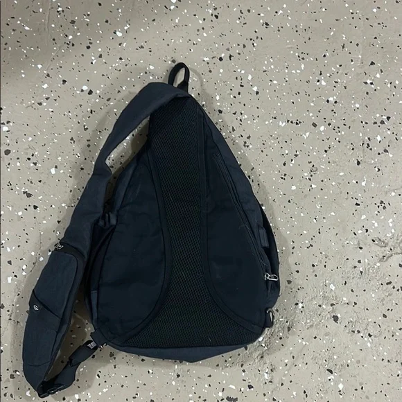 Black Sling Bag Crossbody Bag - Picture 2 of 3